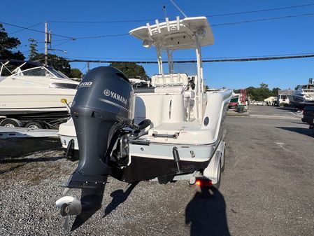 Robalo R222 Center Console image