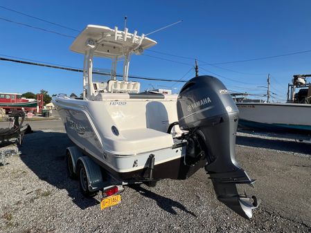 Robalo R222 Center Console image