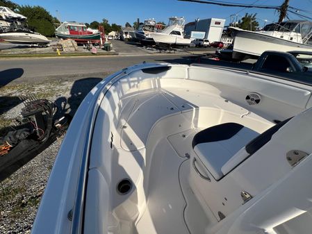 Robalo R222 Center Console image