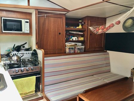 Van De Stadt 44 Deck Saloon image