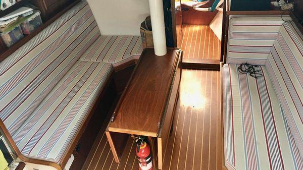 Van De Stadt 44 Deck Saloon image