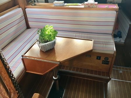 Van De Stadt 44 Deck Saloon image