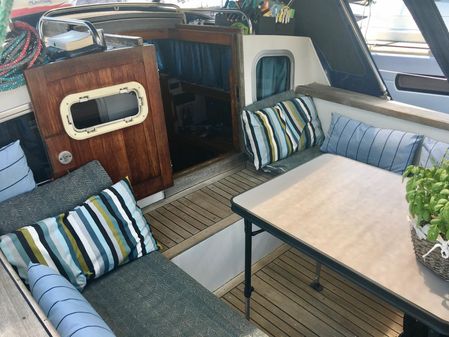 Van De Stadt 44 Deck Saloon image