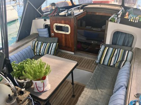 Van De Stadt 44 Deck Saloon image