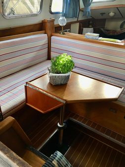 Van De Stadt 44 Deck Saloon image