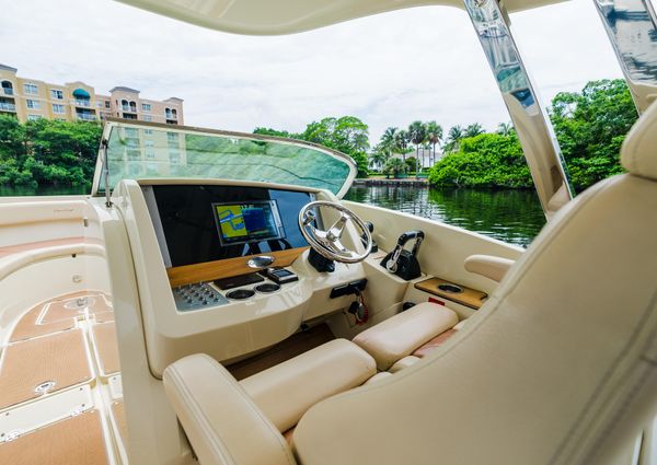 Chris-Craft Calypso 30 image