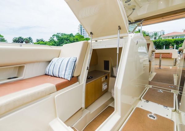 Chris-Craft Calypso 30 image