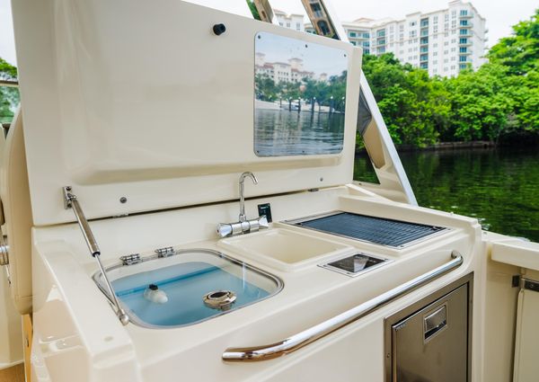 Chris-Craft Calypso 30 image