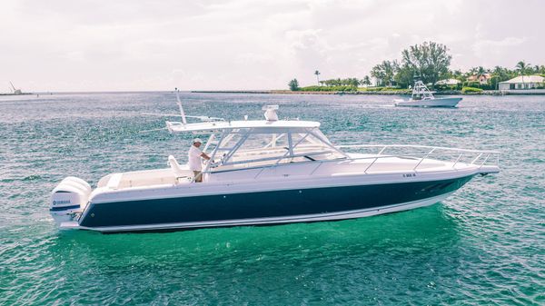 Intrepid 390 Sport Yacht 