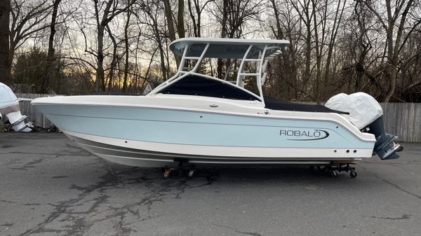 Robalo R247 Dual Console