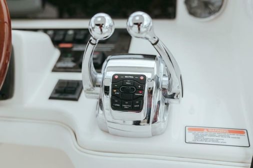 Sea Ray 390 Sedan Bridge image