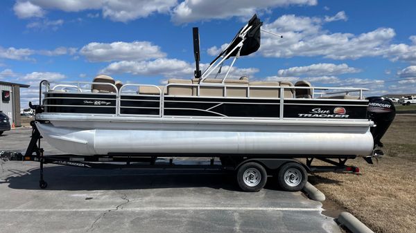 Sun Tracker Fishin' Barge 22 DLX