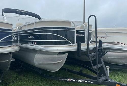 Sun Tracker Party Barge 22 DLX