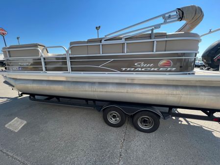 Sun Tracker Party Barge 22 DLX image