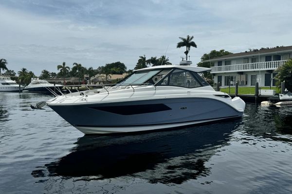 Sea Ray 320 SUNDANCER OUTBOARD COUPE - main image