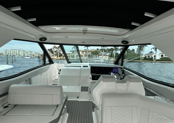 Sea Ray 320 SUNDANCER OUTBOARD COUPE image