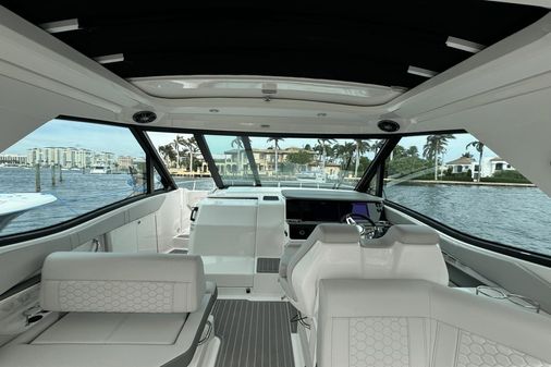 Sea Ray 320 SUNDANCER OUTBOARD COUPE image