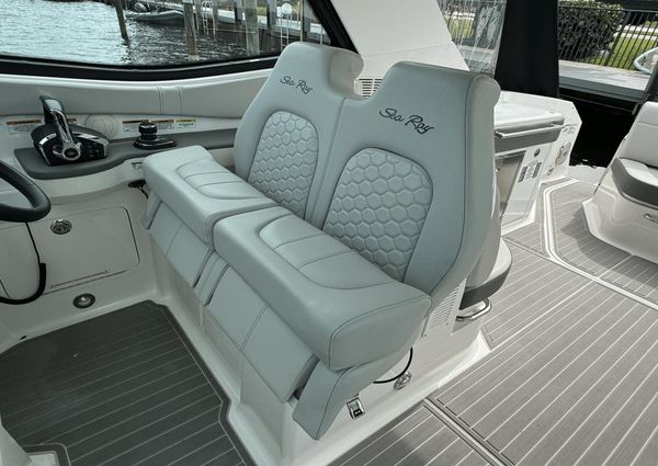 Sea Ray 320 SUNDANCER OUTBOARD COUPE image