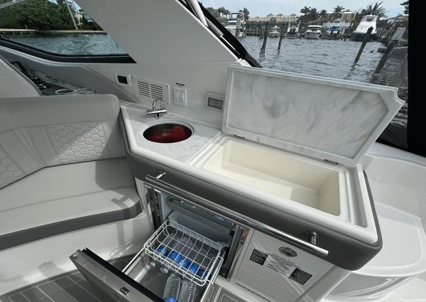 Sea Ray 320 SUNDANCER OUTBOARD COUPE image