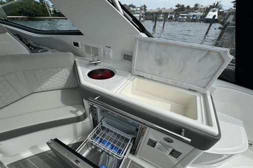 Sea Ray 320 SUNDANCER OUTBOARD COUPE image