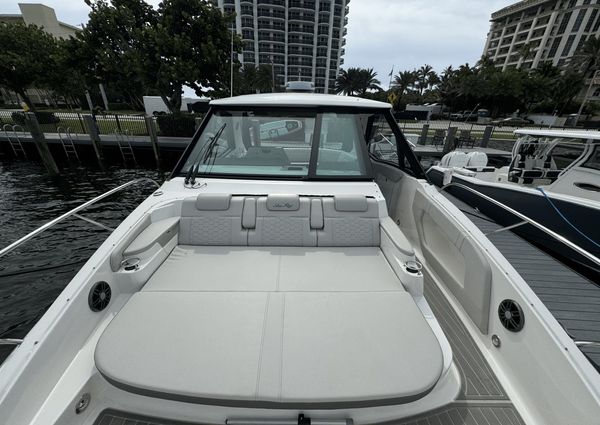 Sea Ray 320 SUNDANCER OUTBOARD COUPE image