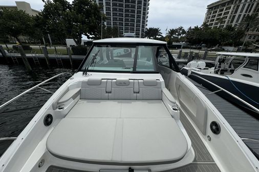 Sea Ray 320 SUNDANCER OUTBOARD COUPE image