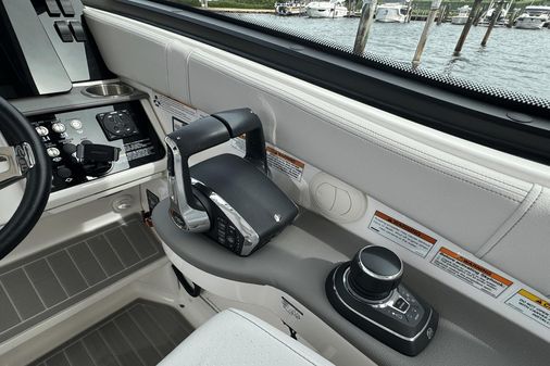 Sea Ray 320 SUNDANCER OUTBOARD COUPE image