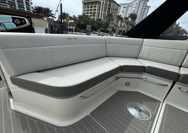 Sea Ray 320 SUNDANCER OUTBOARD COUPE image