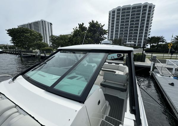 Sea Ray 320 SUNDANCER OUTBOARD COUPE image