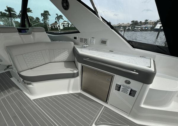 Sea Ray 320 SUNDANCER OUTBOARD COUPE image