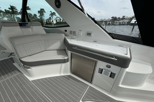 Sea Ray 320 SUNDANCER OUTBOARD COUPE image