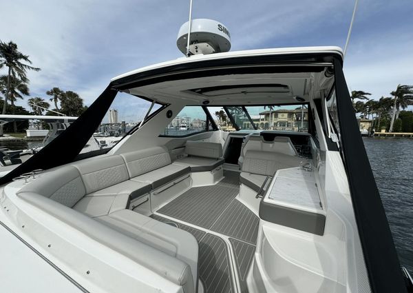 Sea Ray 320 SUNDANCER OUTBOARD COUPE image