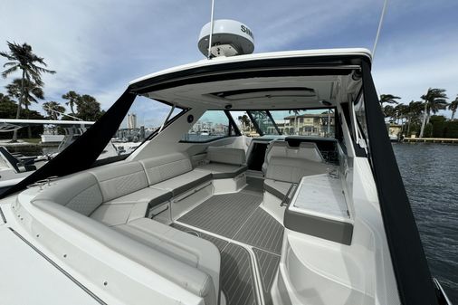 Sea Ray 320 SUNDANCER OUTBOARD COUPE image