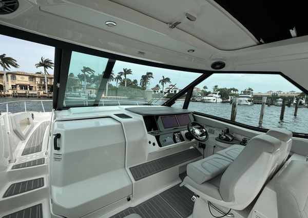 Sea Ray 320 SUNDANCER OUTBOARD COUPE image