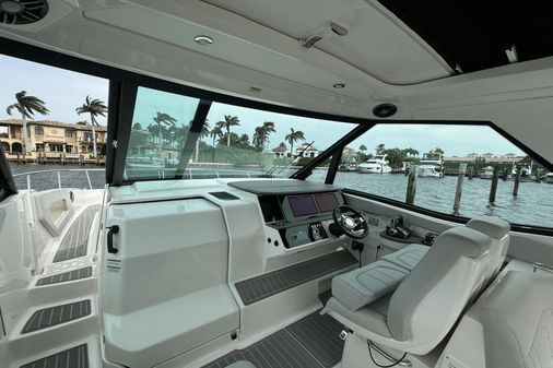 Sea Ray 320 SUNDANCER OUTBOARD COUPE image