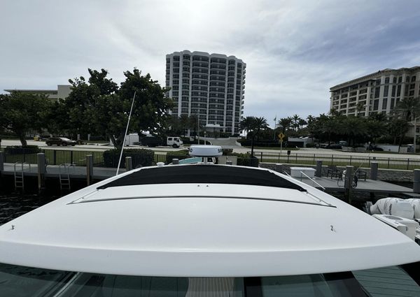 Sea Ray 320 SUNDANCER OUTBOARD COUPE image