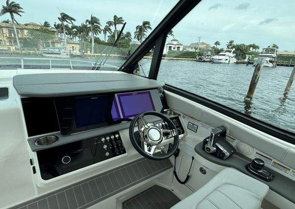 Sea Ray 320 SUNDANCER OUTBOARD COUPE image