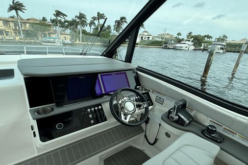 Sea Ray 320 SUNDANCER OUTBOARD COUPE image