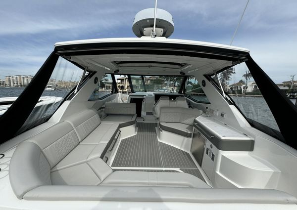 Sea Ray 320 SUNDANCER OUTBOARD COUPE image