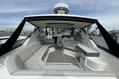 Sea Ray 320 SUNDANCER OUTBOARD COUPE image