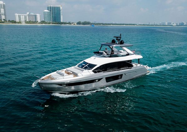 Azimut 68 image