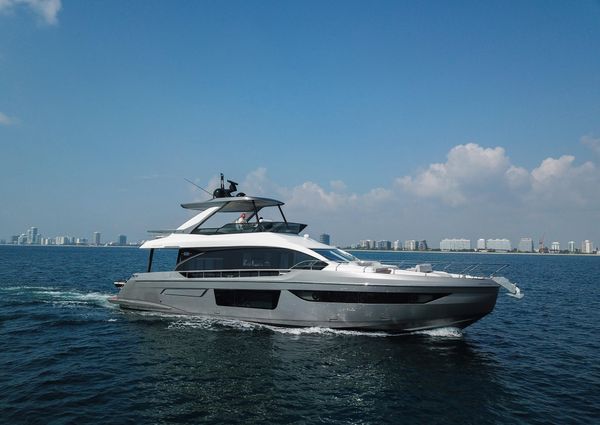 Azimut 68 image