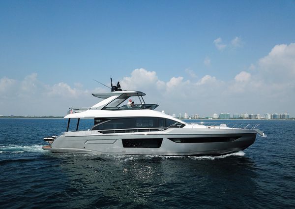 Azimut 68 image