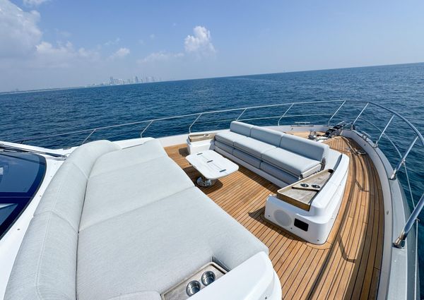 Azimut 68 image