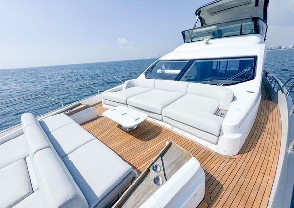 Azimut 68 image