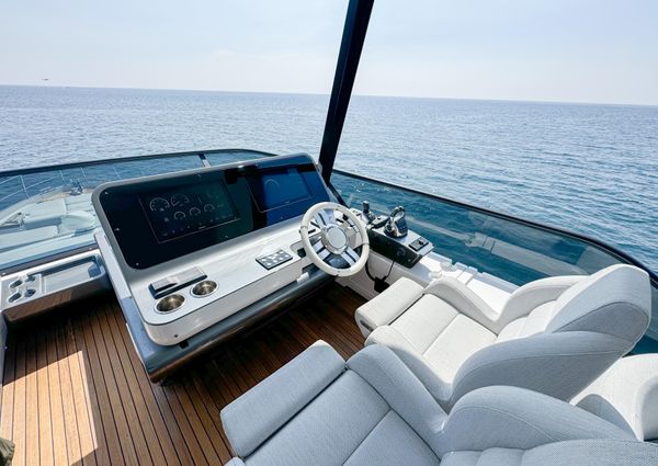 Azimut 68 image