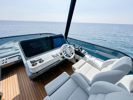 Azimut 68 image