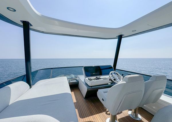 Azimut 68 image