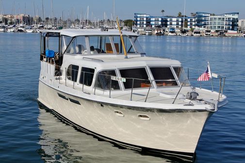 Hatteras Twin Cabin Cruiser image