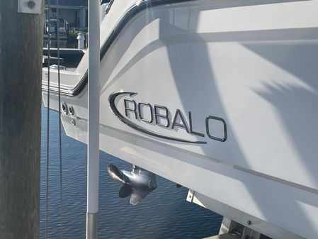 Robalo R272-CENTER-CONSOLE image